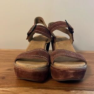 8 women’s Clark heel